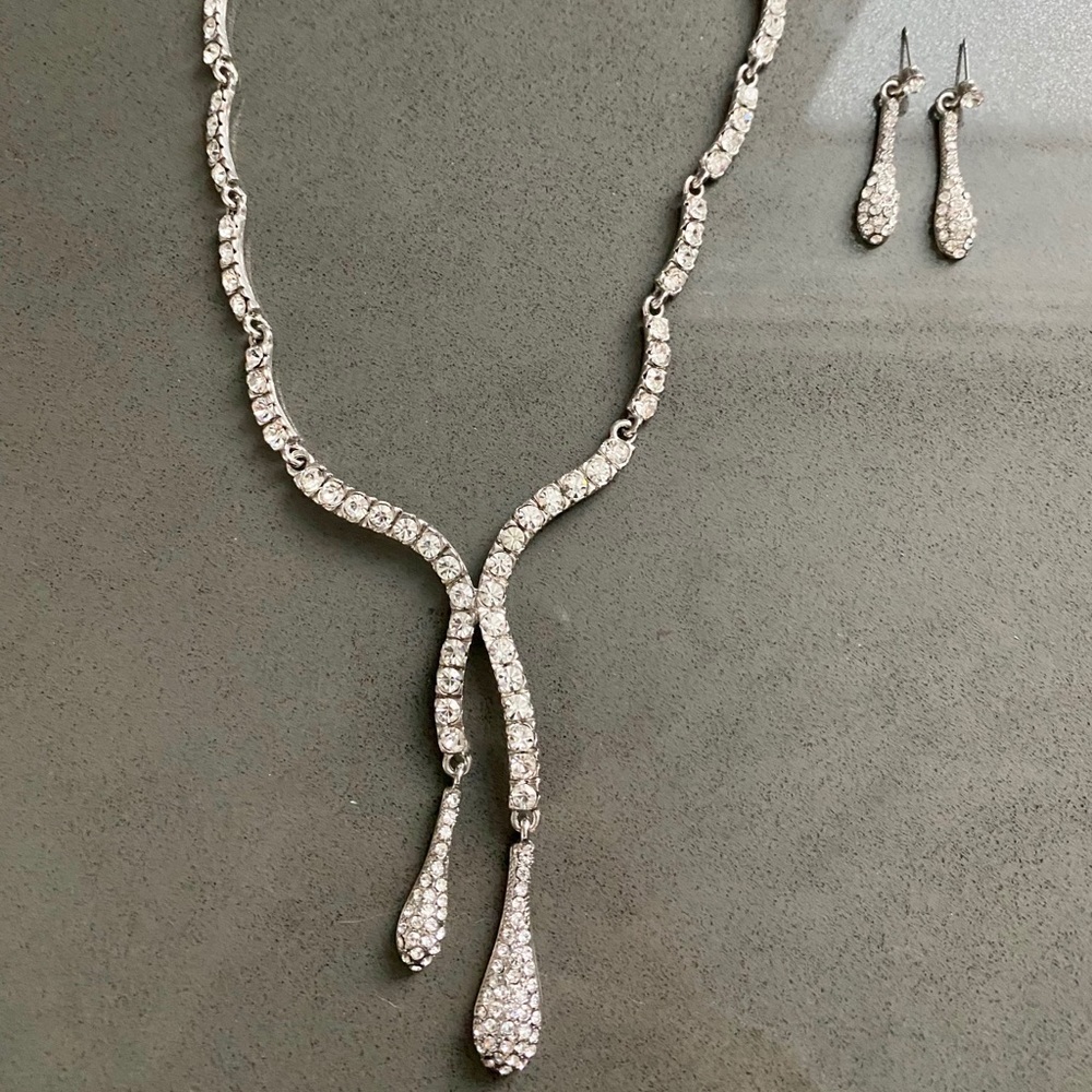 Cache matching earrings and necklace